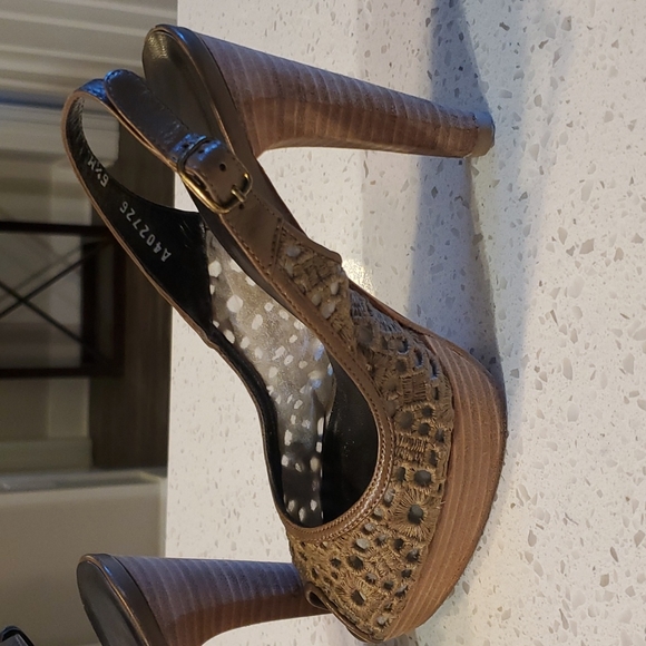 Stuart Weitzman 6 1/2 Brown Eyelet Platform Heel - Picture 4 of 4